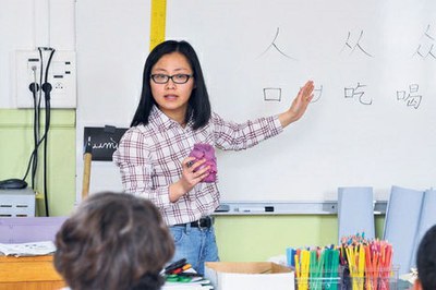 Au collège Georges-Clemenceau, situé dans le quartier de la Goutte-d'or à Paris, Gaonuo Petit animait vendredi un cours de découverte de chinois pour les 5e. (Nicolas Marques pour le JDD)